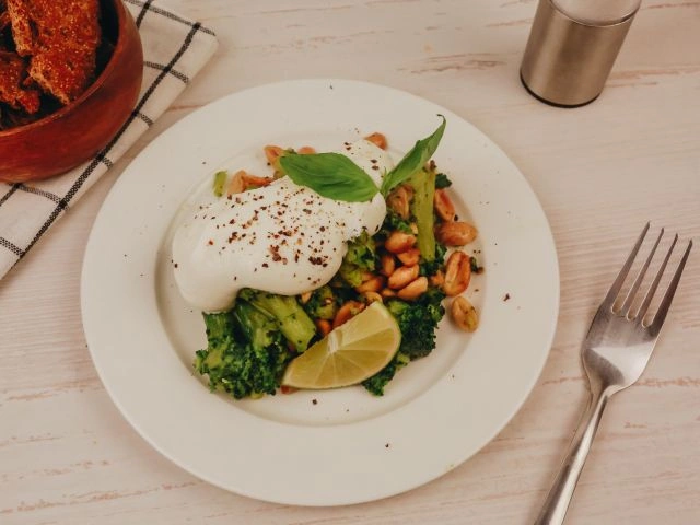 Брокколи с арахисом и оливковым маслом