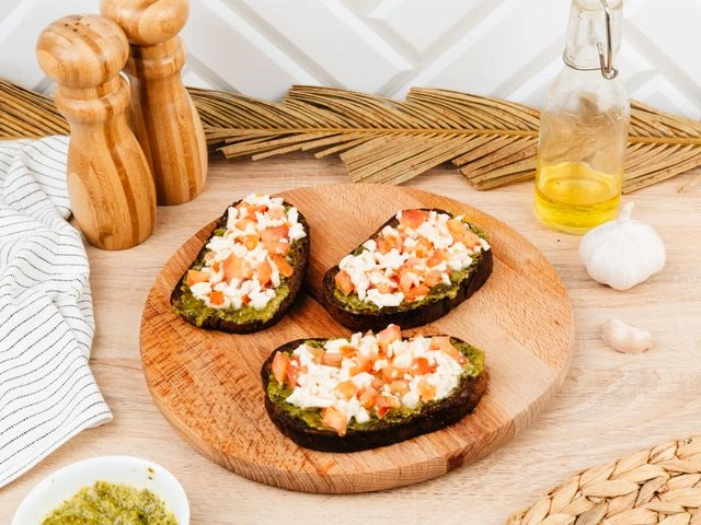 Брускетта с черным хлебом и песто