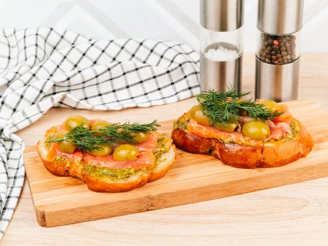 Брускетта с лососем и песто