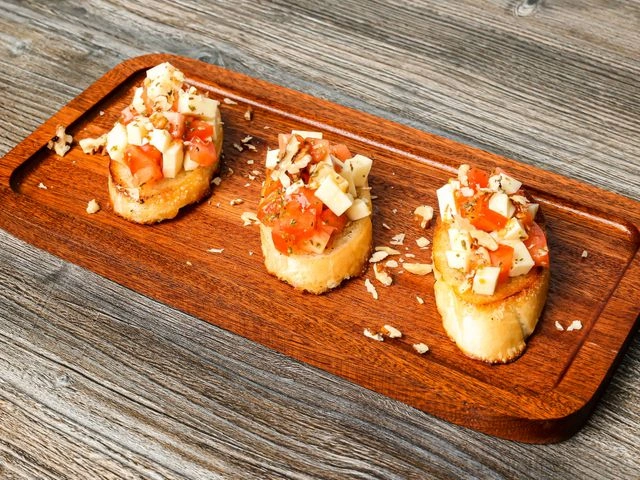 Брускетта с моцареллой и томатами «Пинк Парадайз»