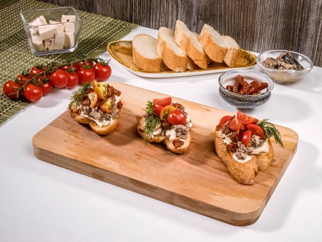 Брускетта с сардинами, сыром и томатами