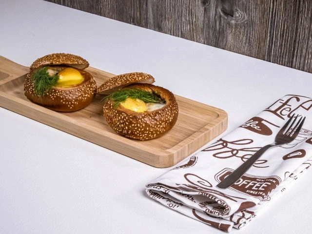 Булочки на завтрак с яйцом, сыром и грибами