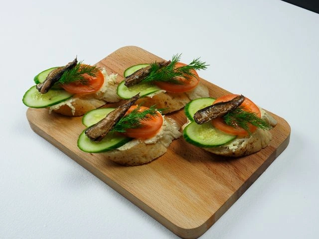 Бутерброды со шпротами и сыром