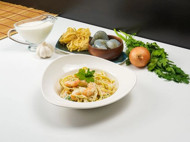 Быстрая паста с креветками в сливочно-чесночном соусе