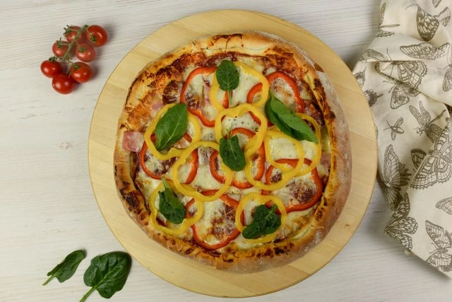 Домашняя пицца с ветчиной, копченой колбасой и болгарским перцем