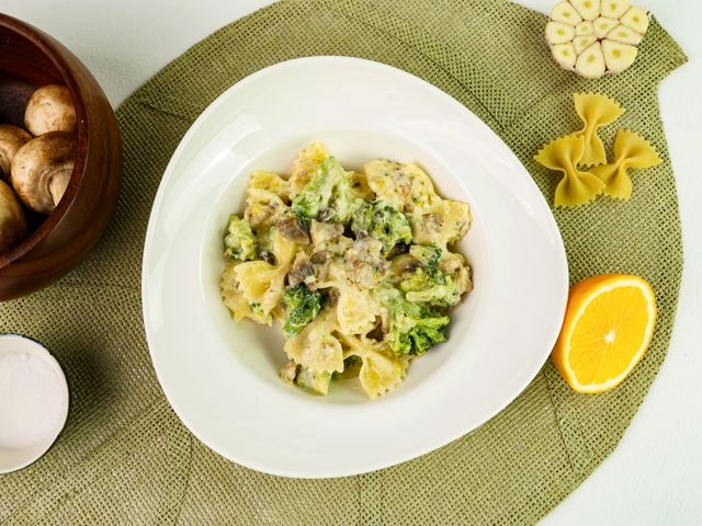 Фарфалле с брокколи и шампиньонами в сливочно-цитрусовом соусе