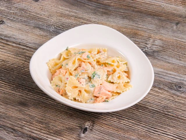 Фарфалле с красной рыбой