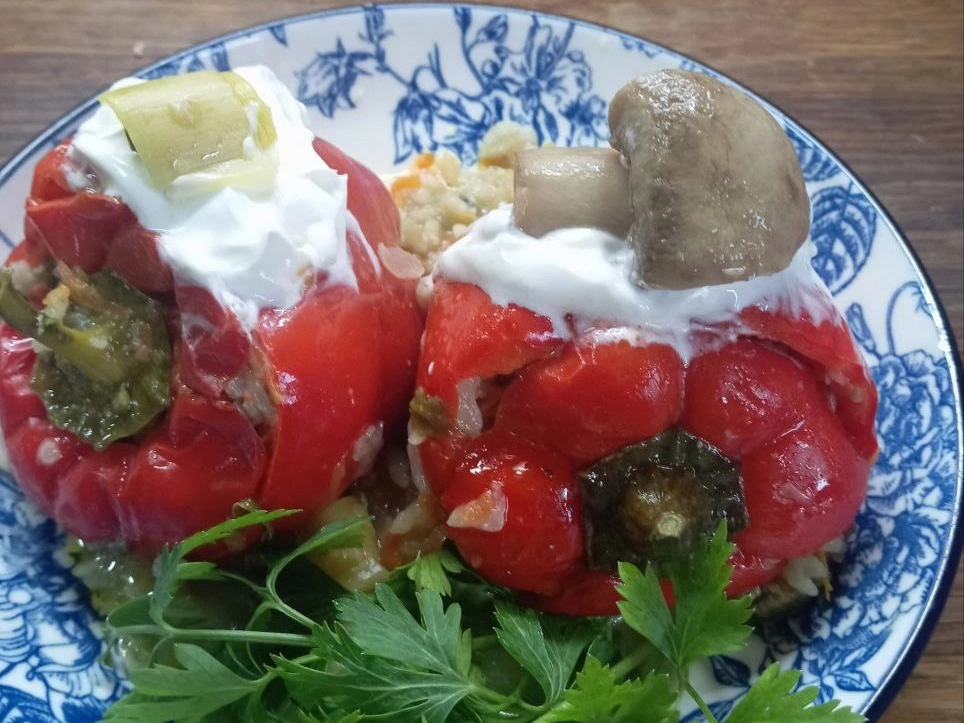 Фаршированные перцы с рисом, грибами и овощами