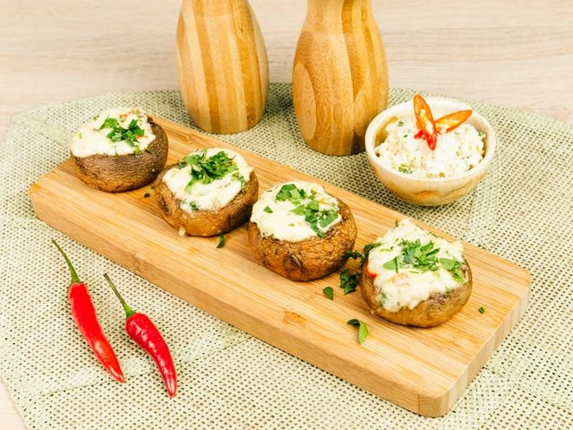 Фаршированные шампиньоны с сулугуни, чесноком и чили