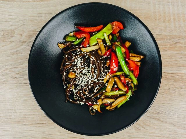 Гречневая лапша с овощами и грибами