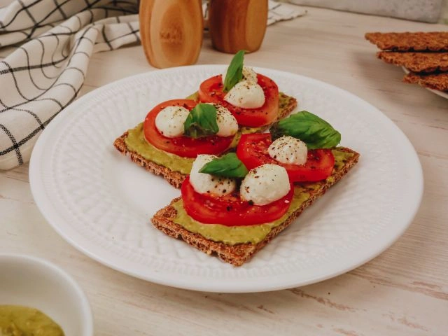 Хлебцы «Капрезе» с томатами «Пинк Парадайз»