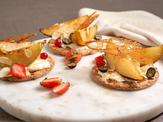 Хлебцы с карамелизированной грушей и маскарпоне