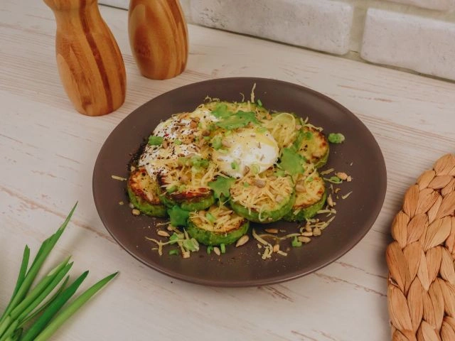 Кабачок с яйцом пашот