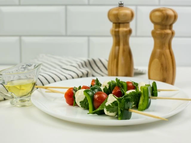 Канапе с помидорами черри и моцареллой