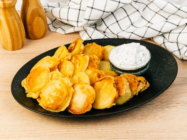 Картофель в кляре со сметанным соусом
