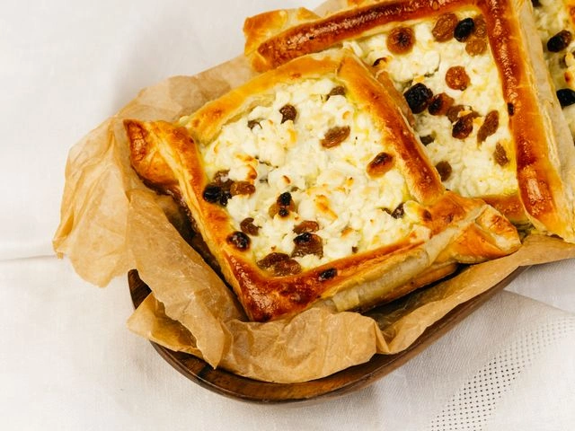Конвертики с творогом и изюмом