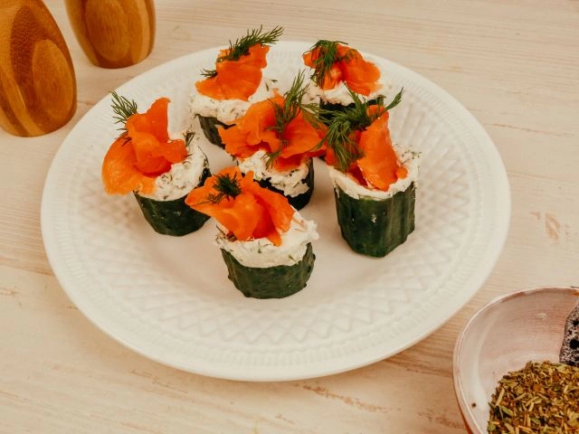 Корзинки из огурцов с копченым лососем