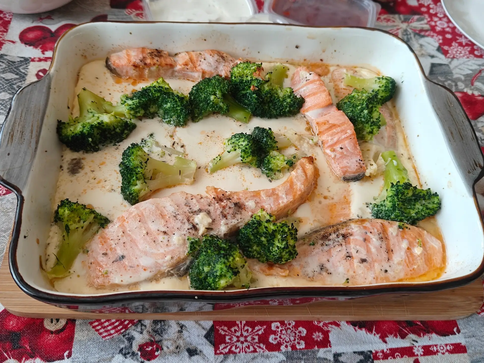 Красная рыба с брокколи в сливочном соусе