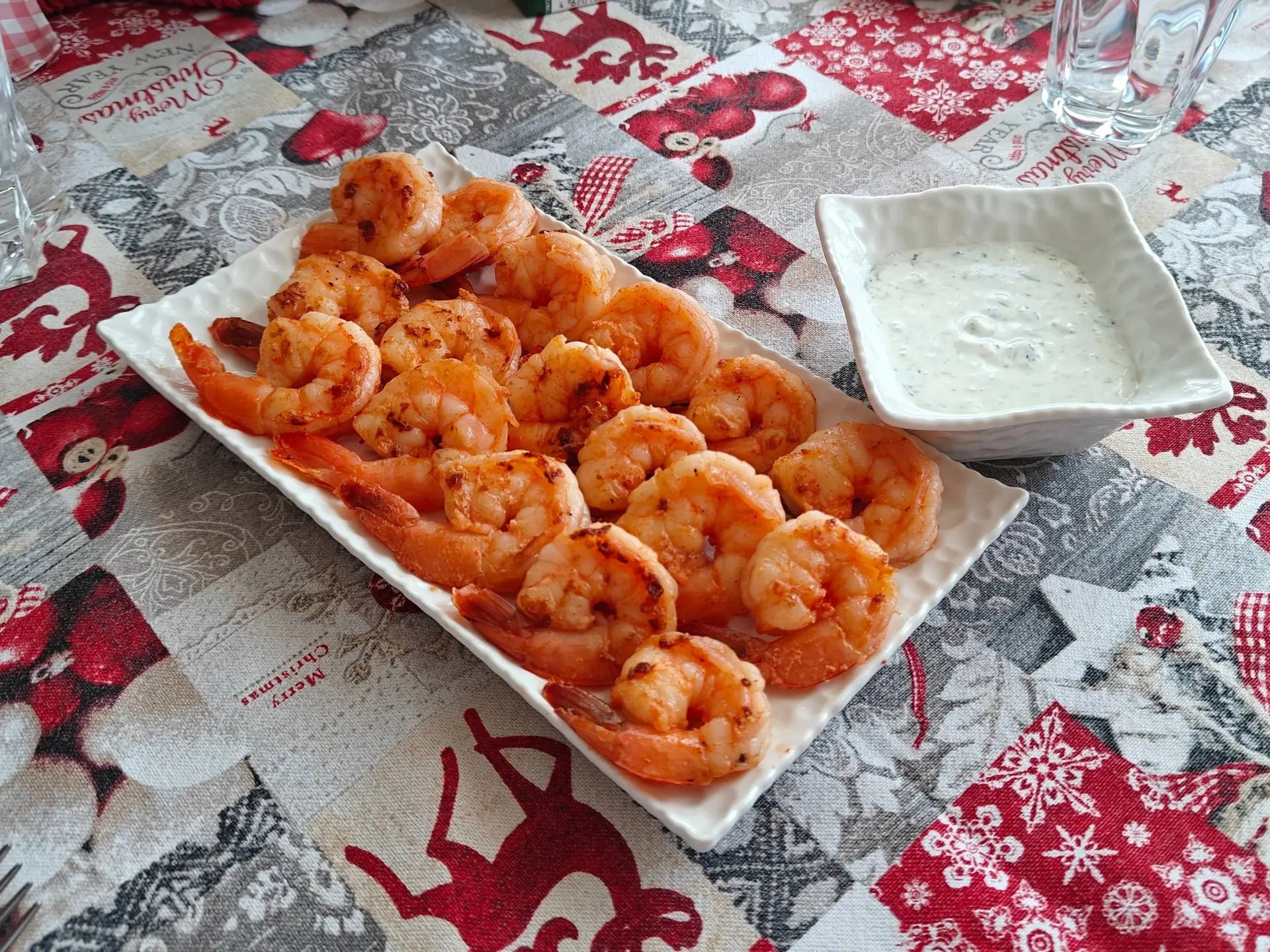 Креветки гриль с чесночным соусом