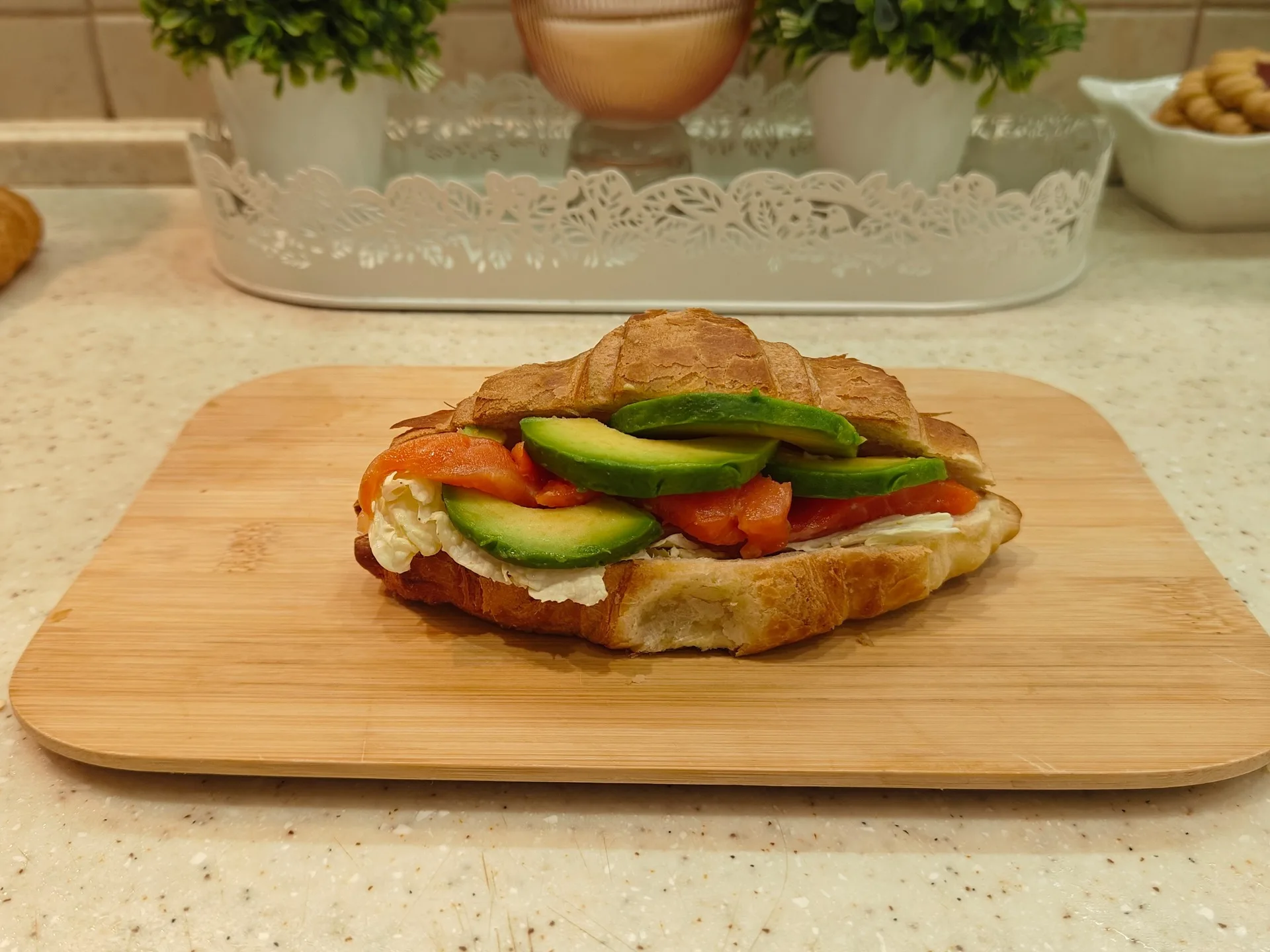 Круассан с красной рыбой