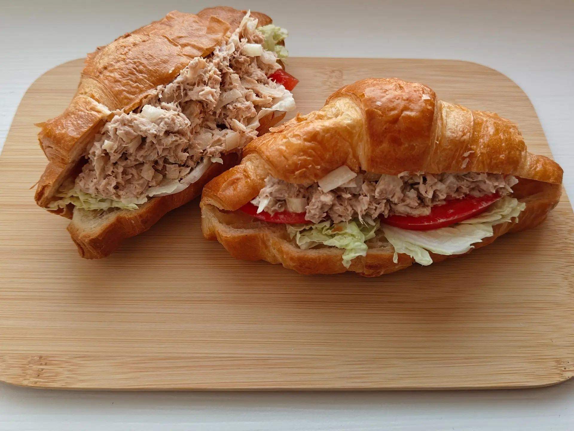 Круассан с тунцом