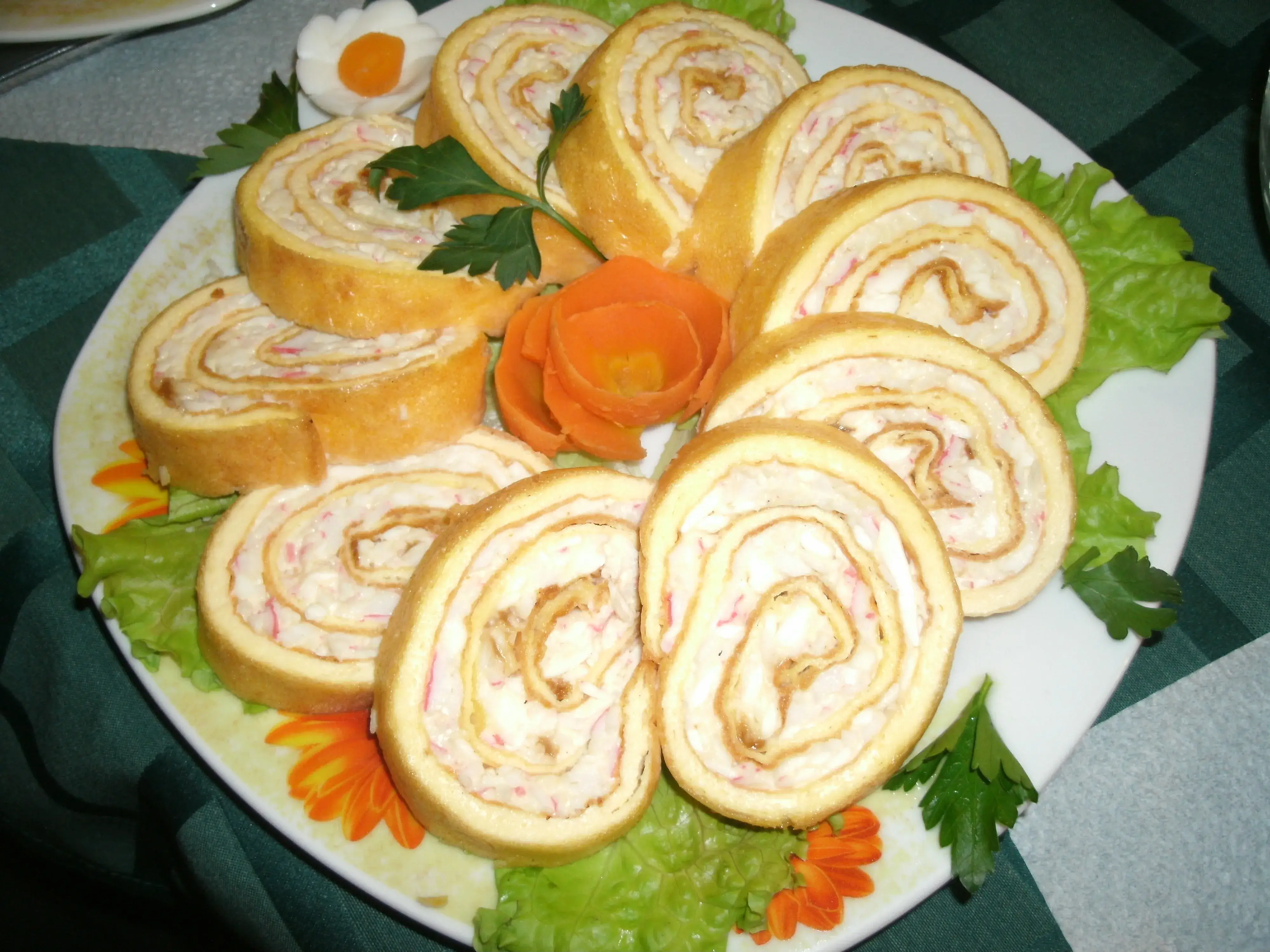 Куриный рулет с сырной начинкой