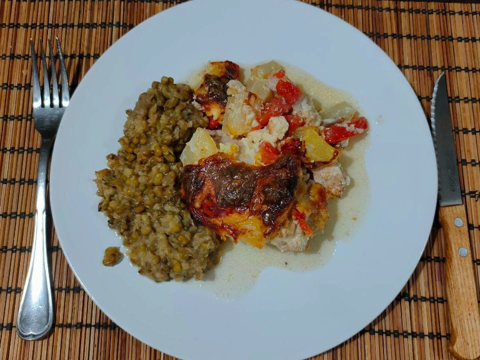 Курица с помидорами и ананасами в духовке