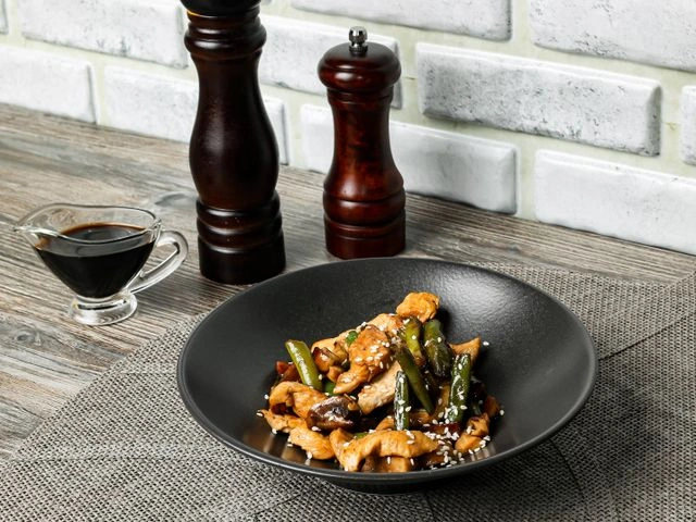 Курица со стручковой фасолью и шампиньонами