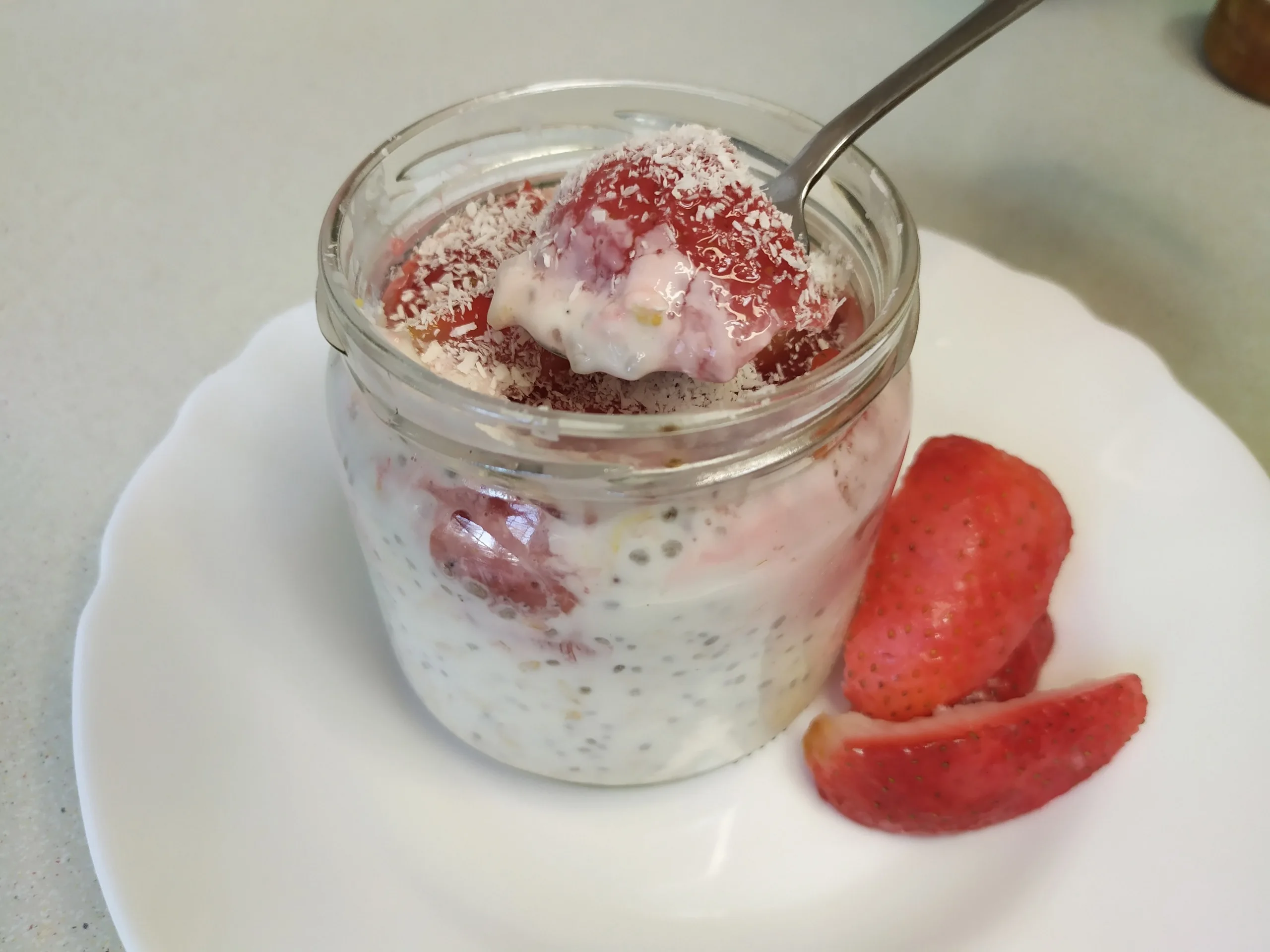 Ленивая овсянка с клубникой