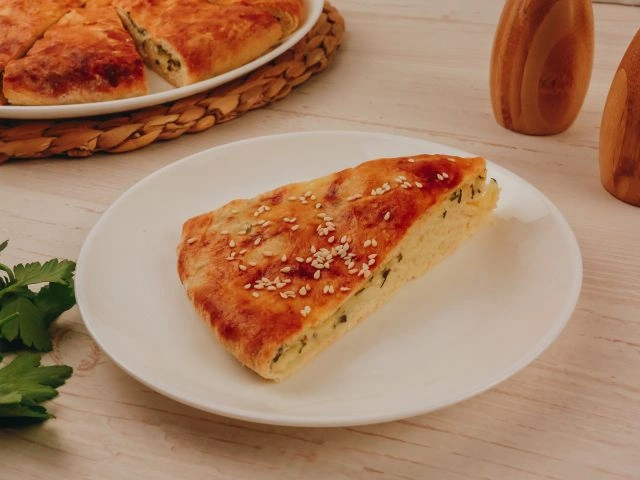 Лепёшка с сыром, зеленью и творогом