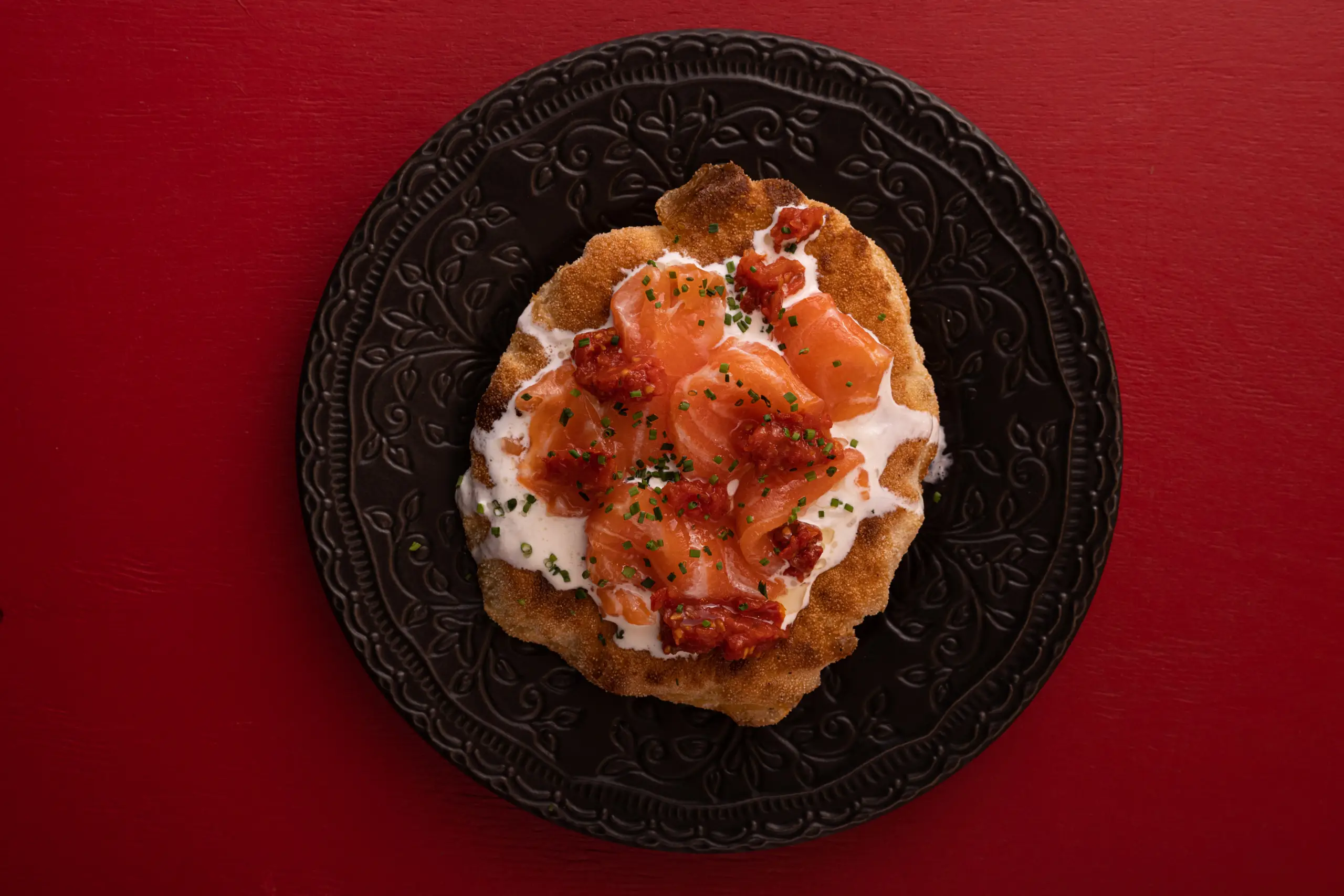 Лепешки со слабосоленым лососем, тартаром из томатов и страчателлой