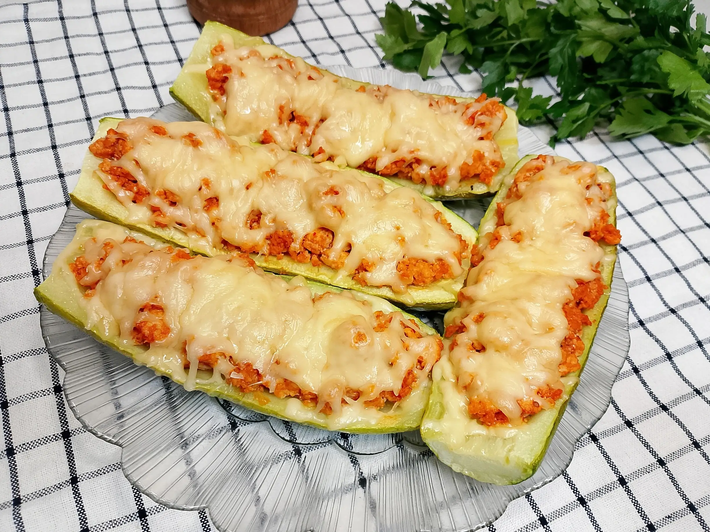 Лодочки из кабачков с куриным фаршем