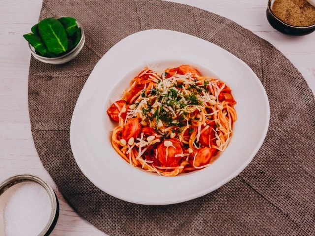 Макароны с сосисками в томатном соусе