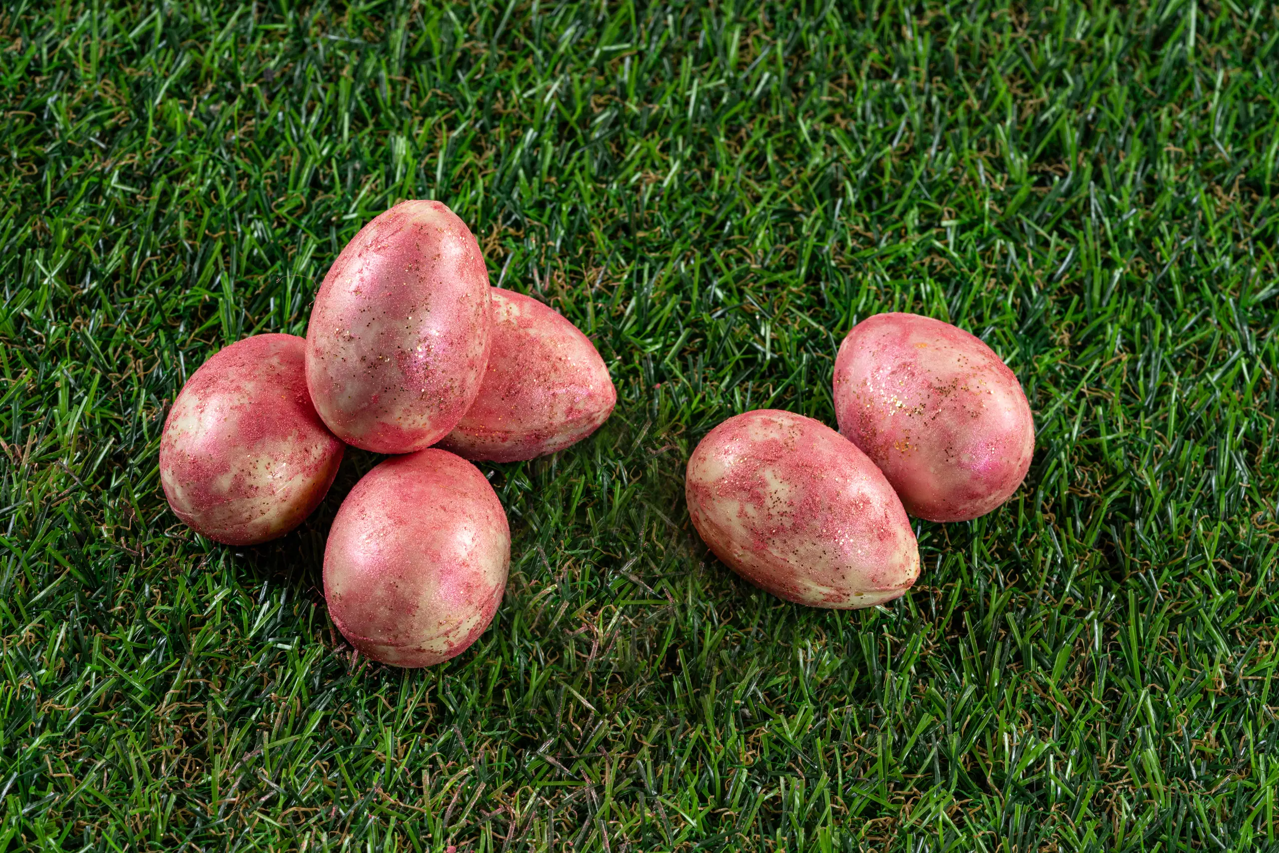 Маленькие шоколадные яйца с соленой карамелью