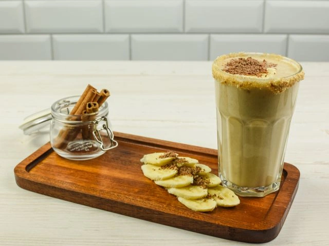 Молочный коктейль банан-изюм