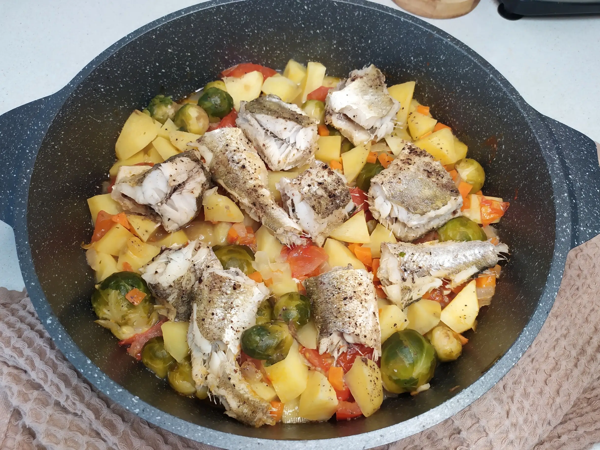 Навага с картофелем и овощами