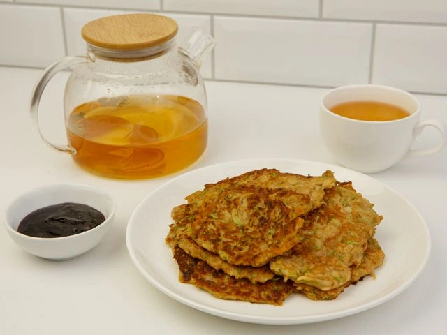 Оладьи из яблок и кабачка