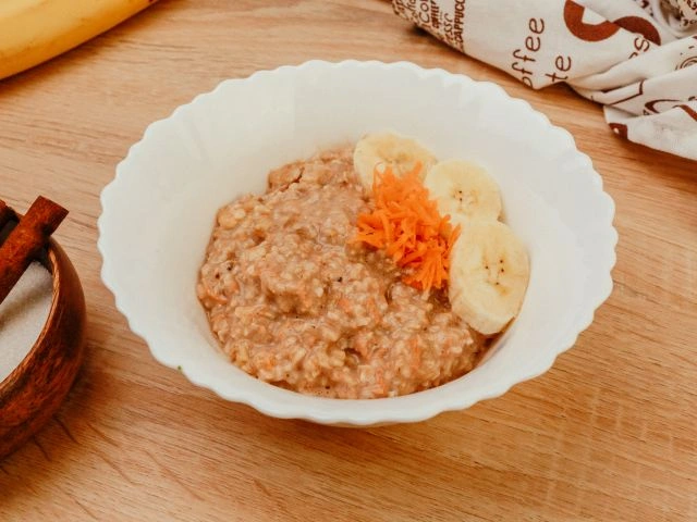 Овсянка с бананом, корицей и морковью