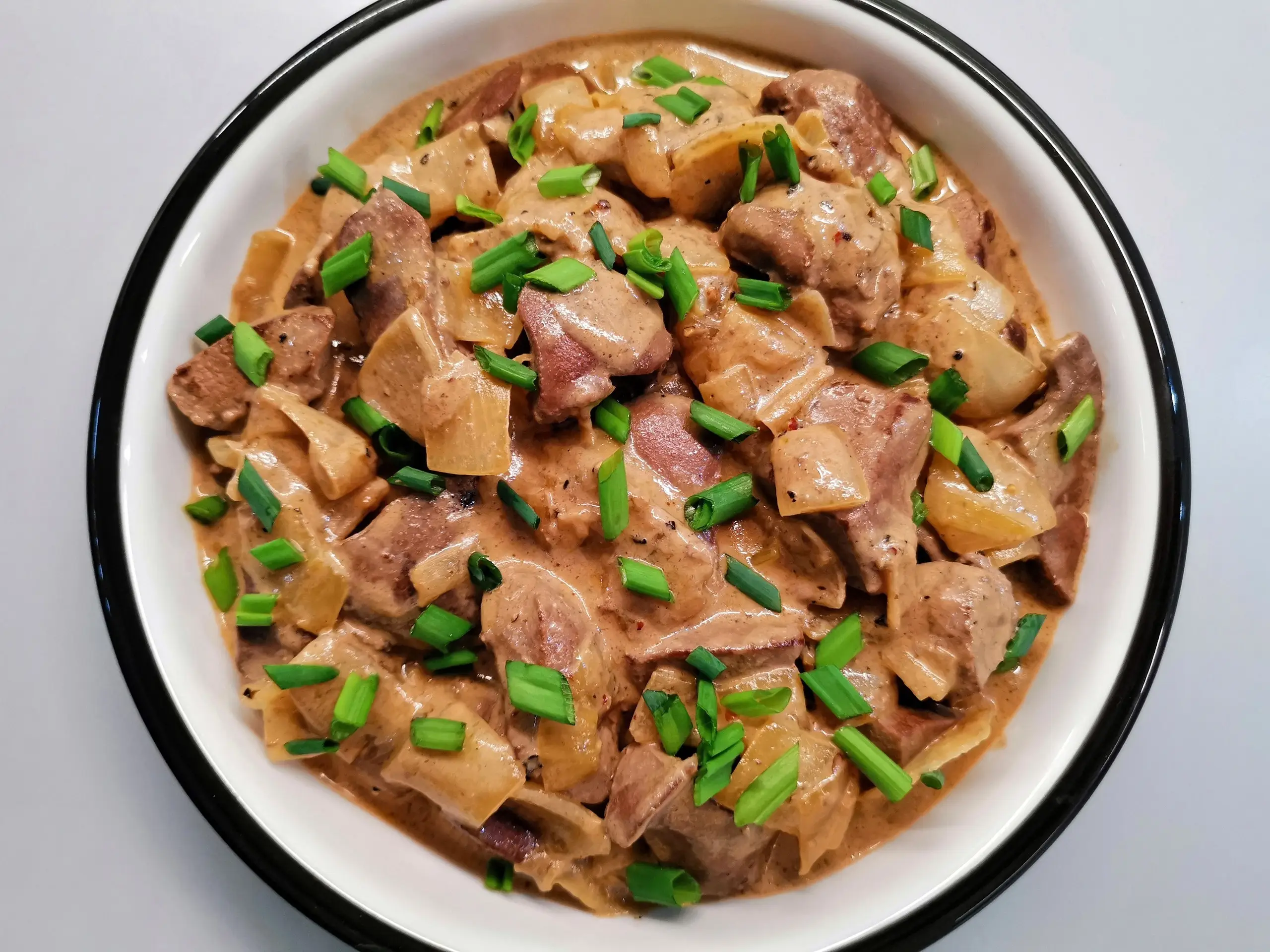 Печень с луком в сметане