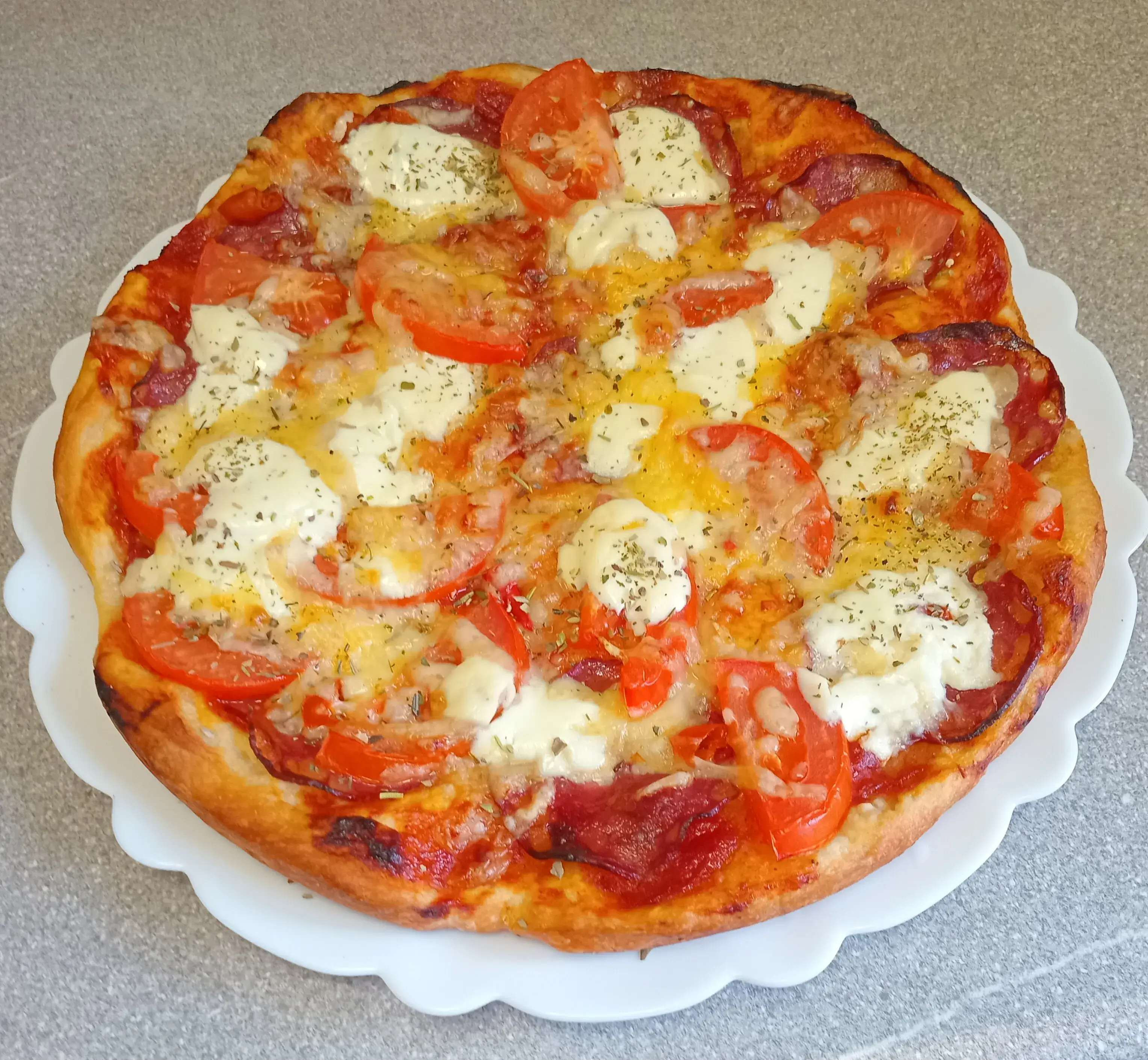 Пицца с копчёной колбасой, помидором и сыром