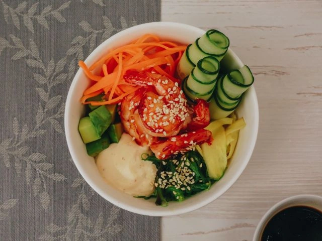 Поке с креветками в соусе свит чили