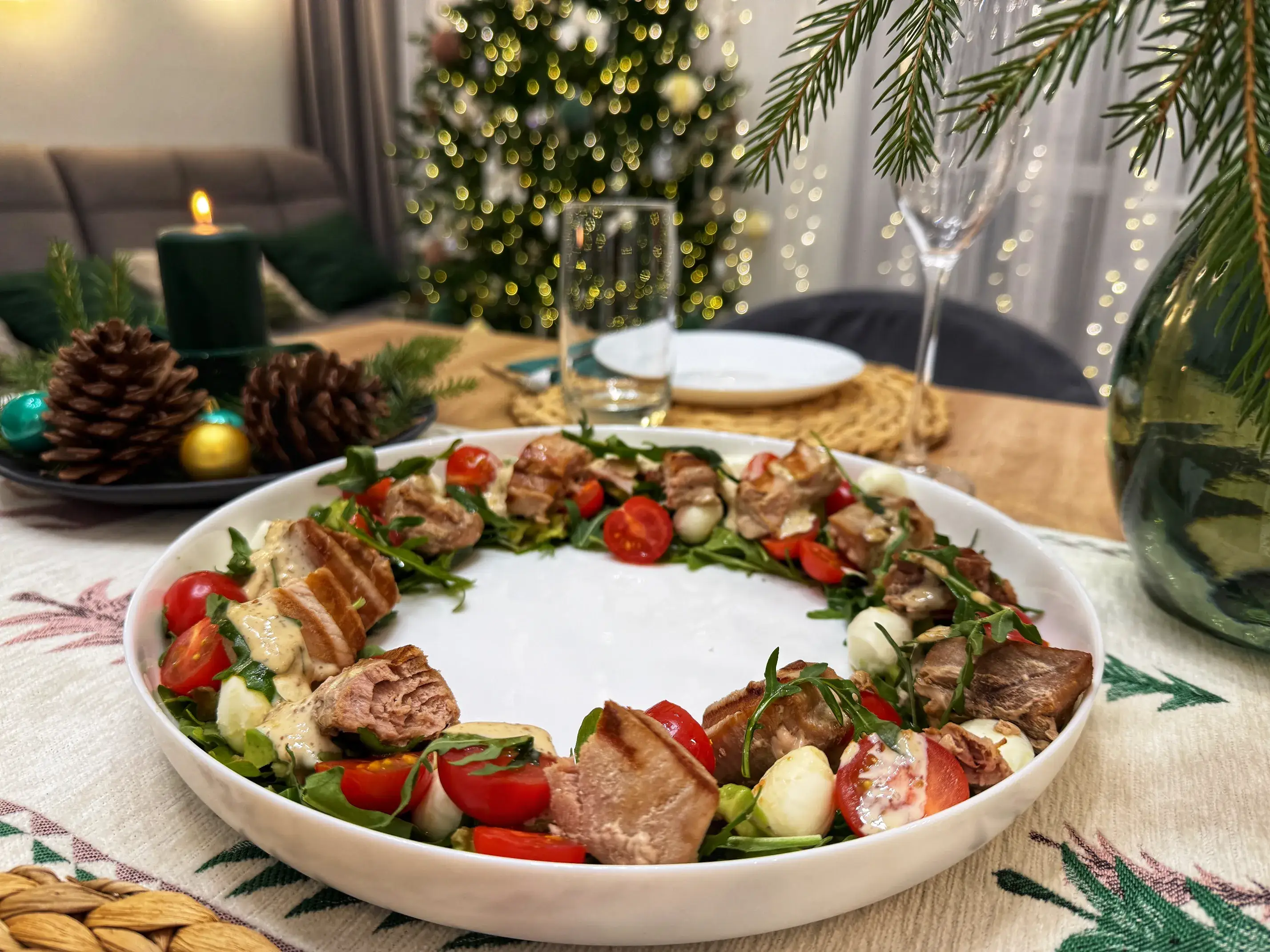 Праздничный салат с тунцом-гриль, руколой и черри