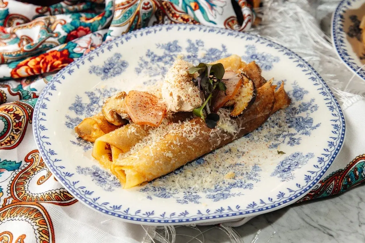 Пшеничные блины с курицей и грибами