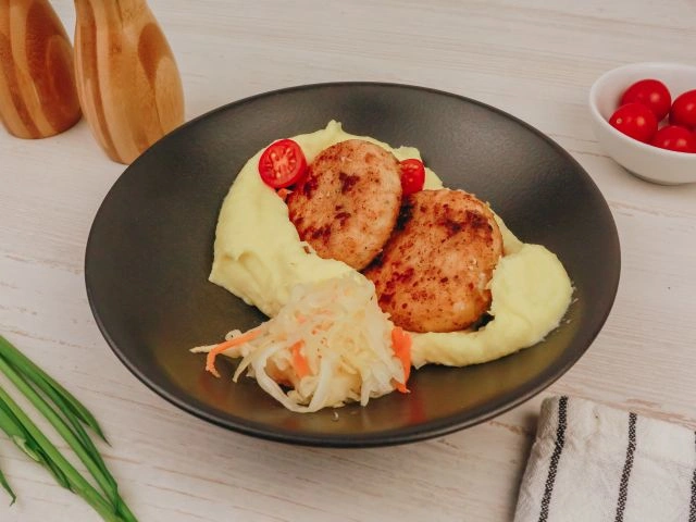 Пюре с куриными котлетами и квашенной капустой