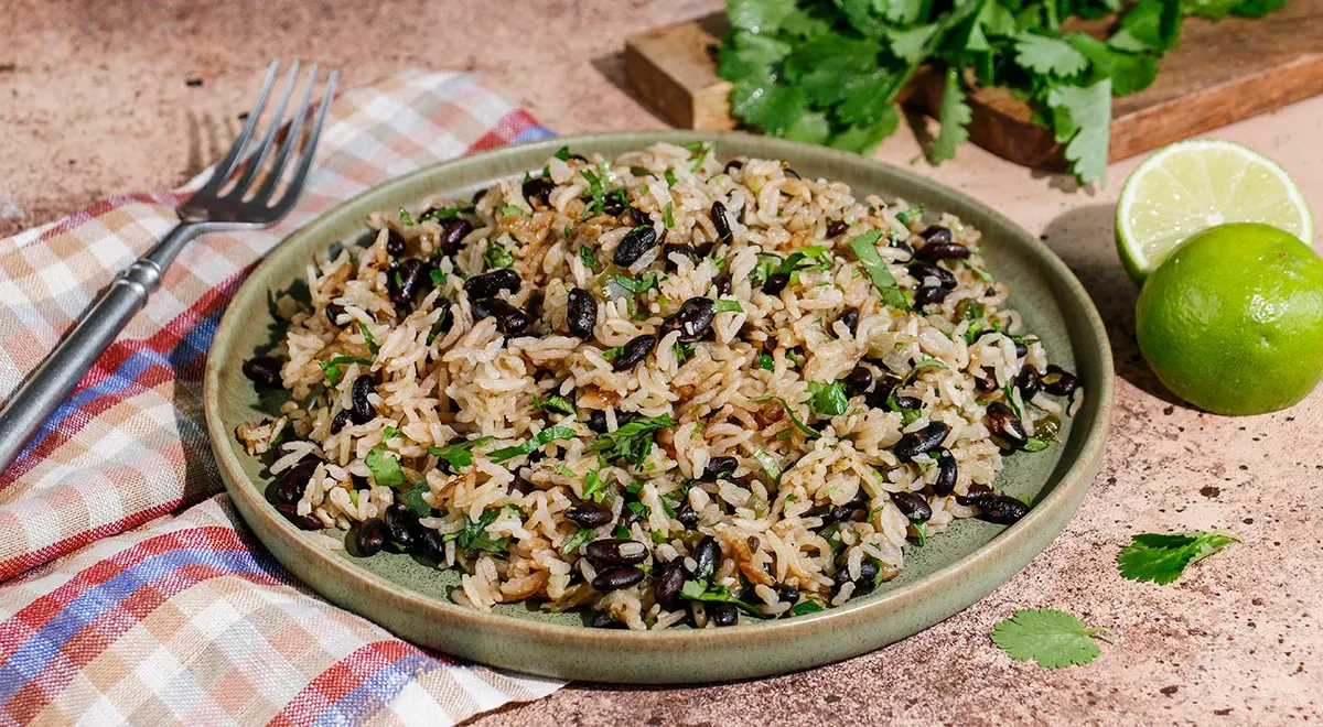 Рис с фасолью на сковороде