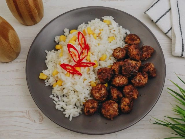 Рис с фрикадельками и кукурузой