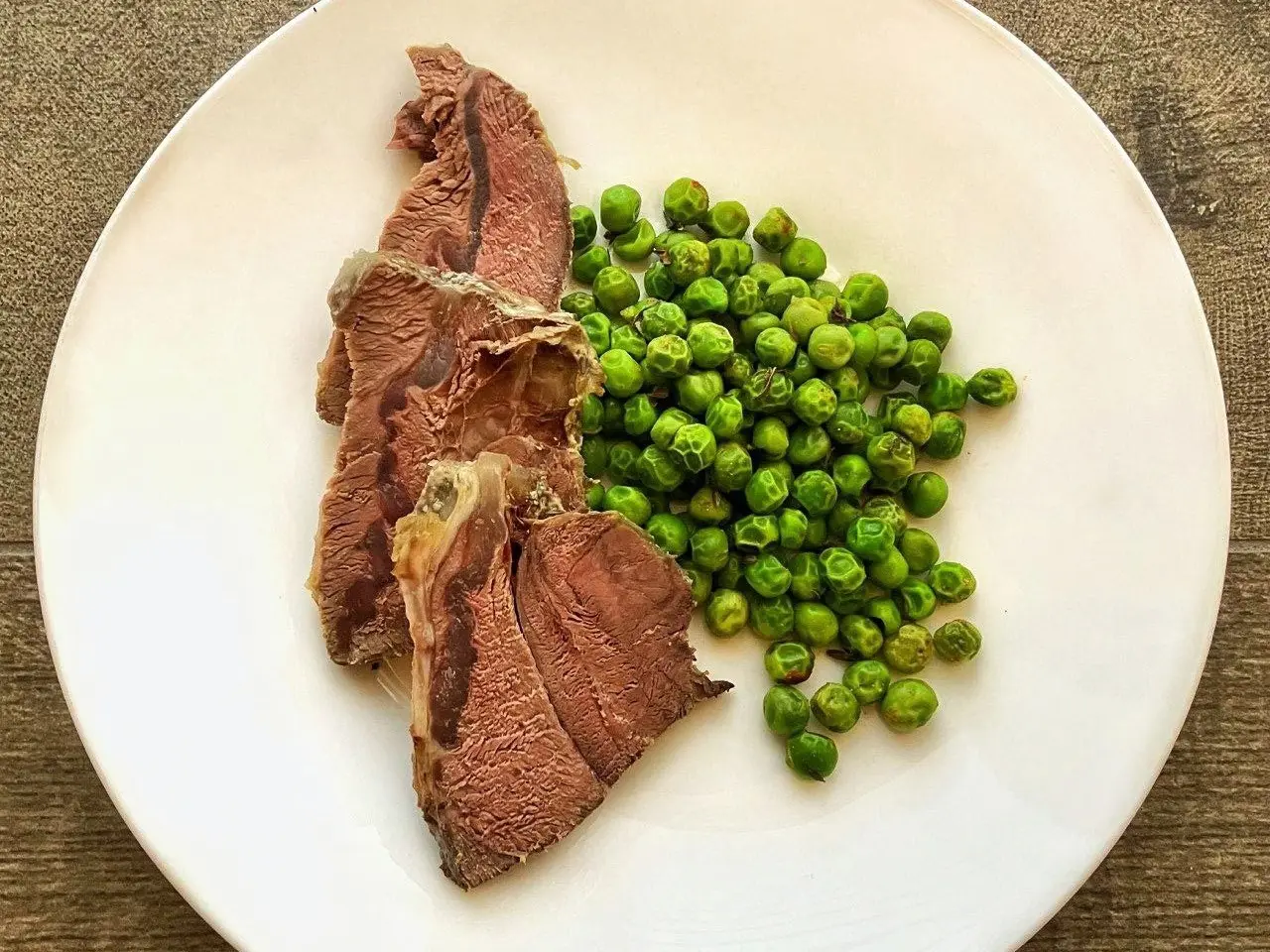 Ростбиф с зеленым горошком и тимьяном