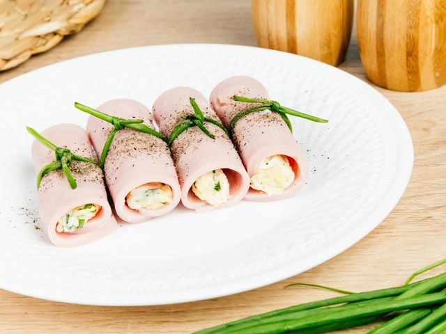 Рулетики из ветчины с сыром