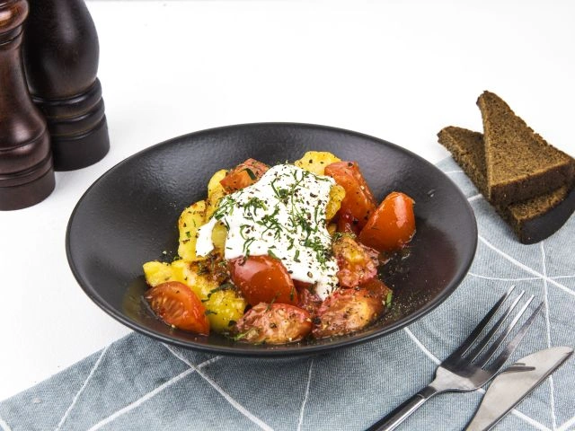 Салат из томатов и запеченного картофеля