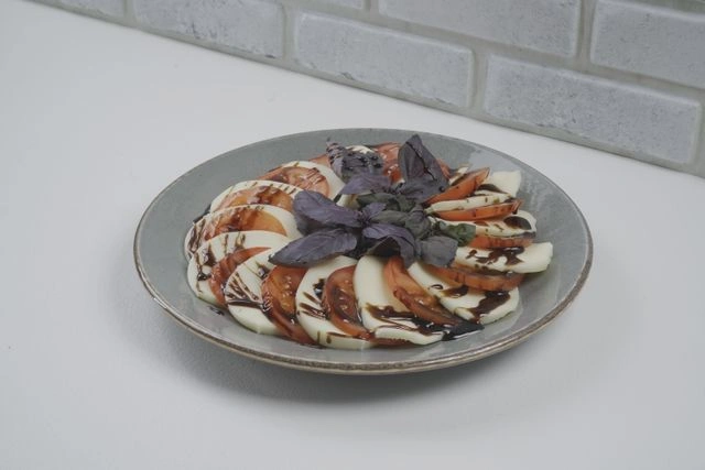 Салат «Капрезе» с томатами «Пинк Парадайз»